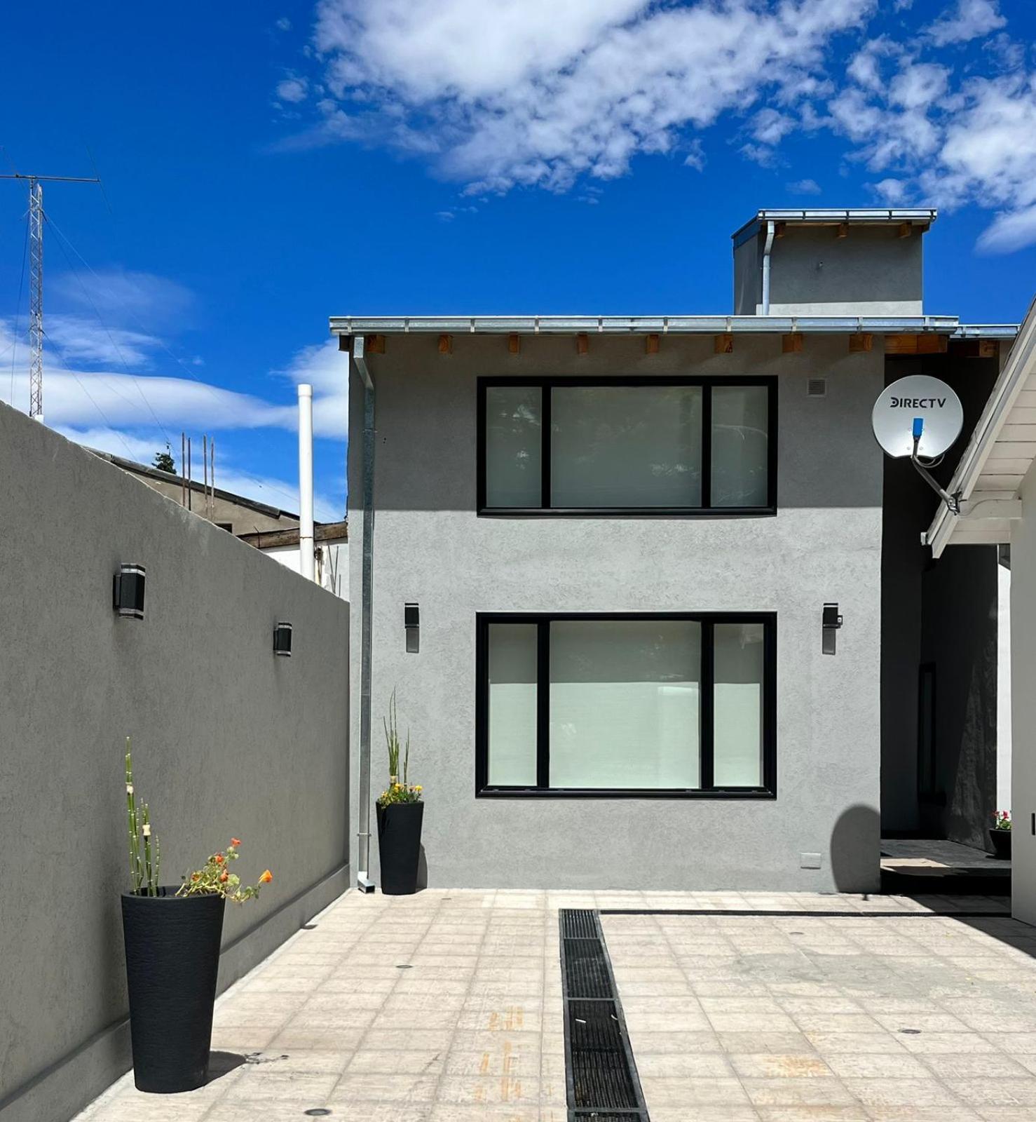 Nelson's Place * Esquel